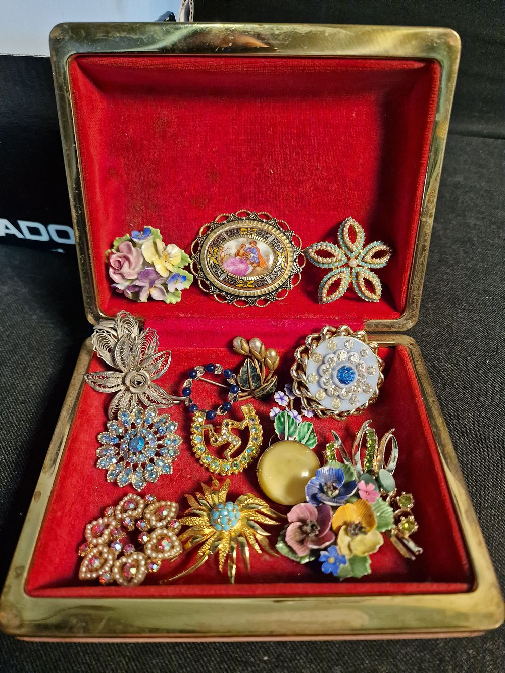 Lot 189: Selection of Vintage Brooches