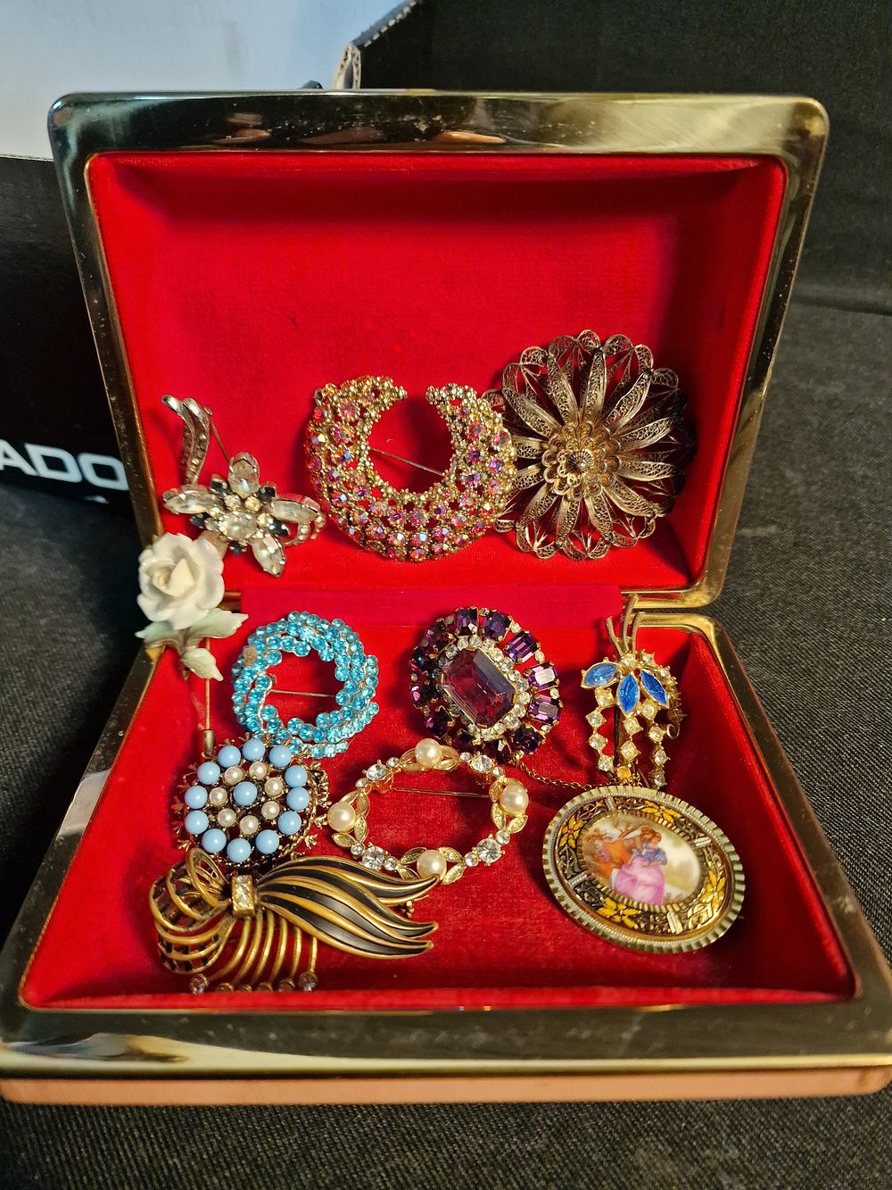 Lot 190: Selection of Vintage Brooches