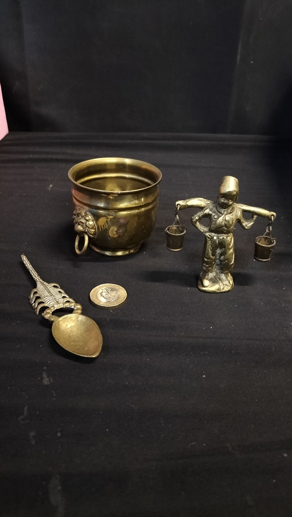 Lot 576: 3 various vintage brass items 