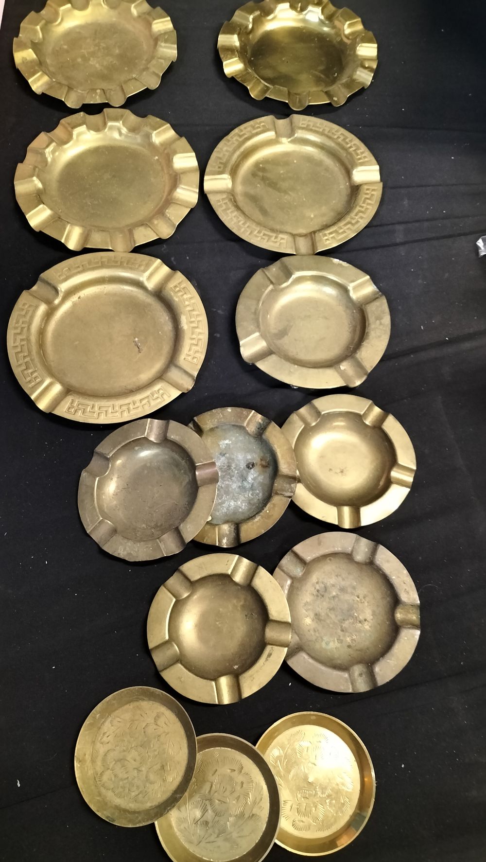 Lot 580: Collection of various vintage brass ashtrays 