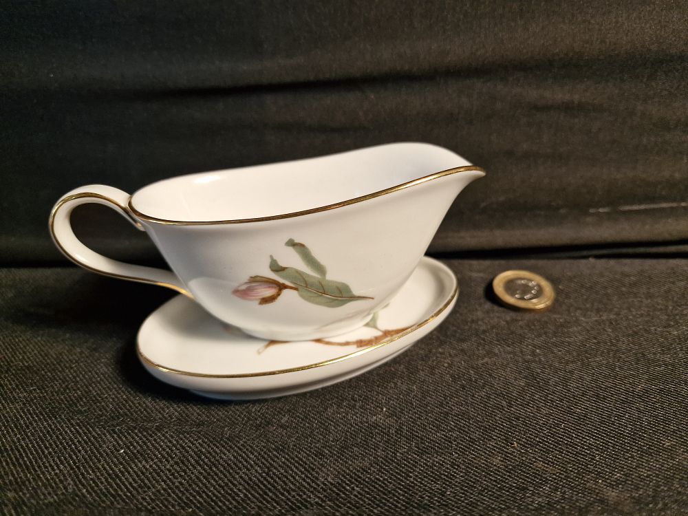 Lot 201: Vintage Hutschenreuther Selb Bavarian Sauce Boat and Saucer