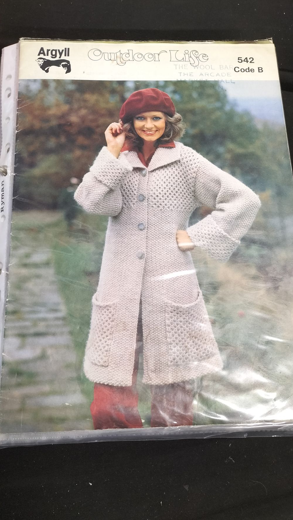 Lot 582: File containing various knitting pattern books 