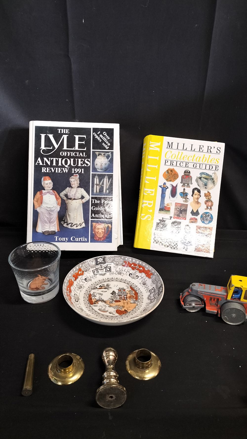 Lot 587: Mixed lot including antique and collectable books 