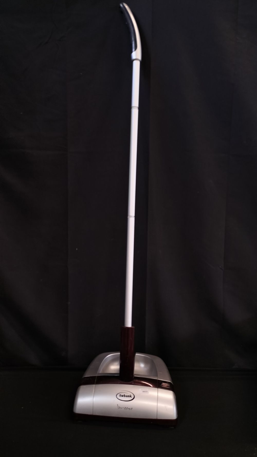 Lot 621: Ewbank Breeze floor sweeper 