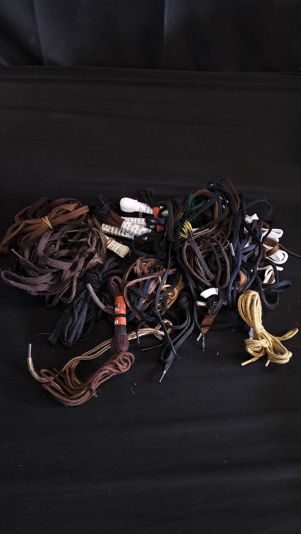 Lot 629: Bag of various shoe laces