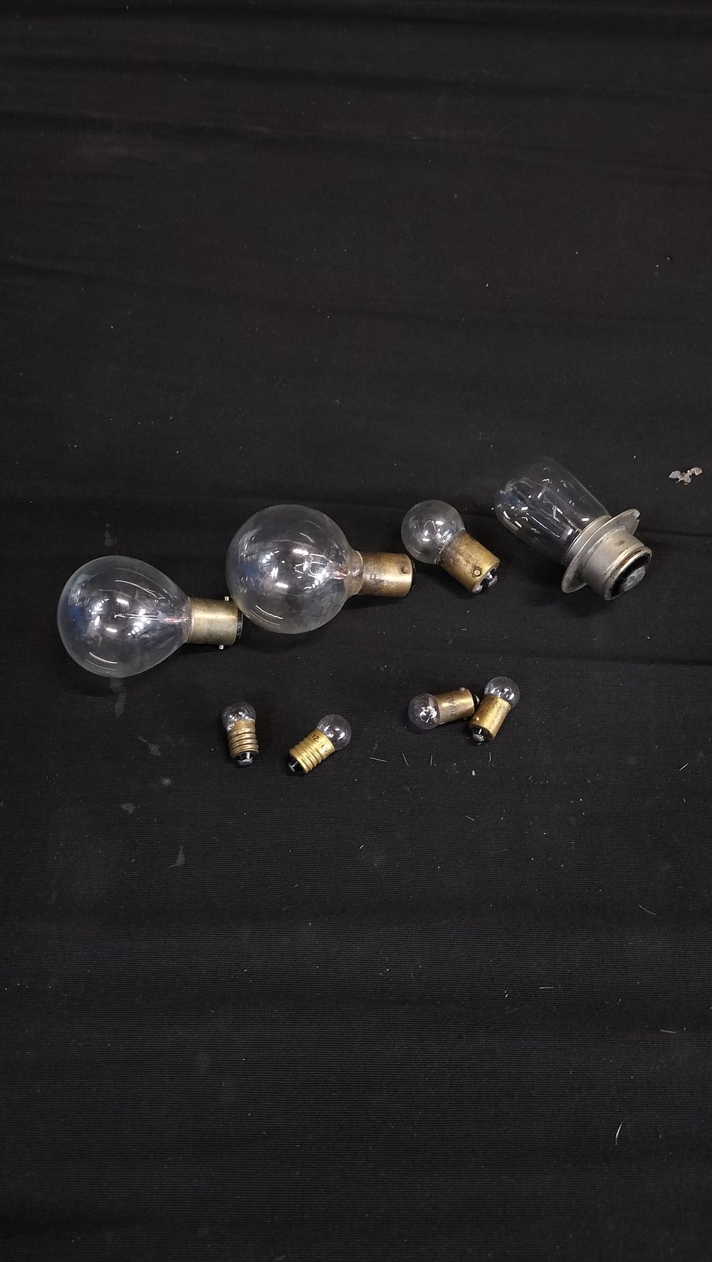 Lot 632: 8 various light bulbs. Untested 
