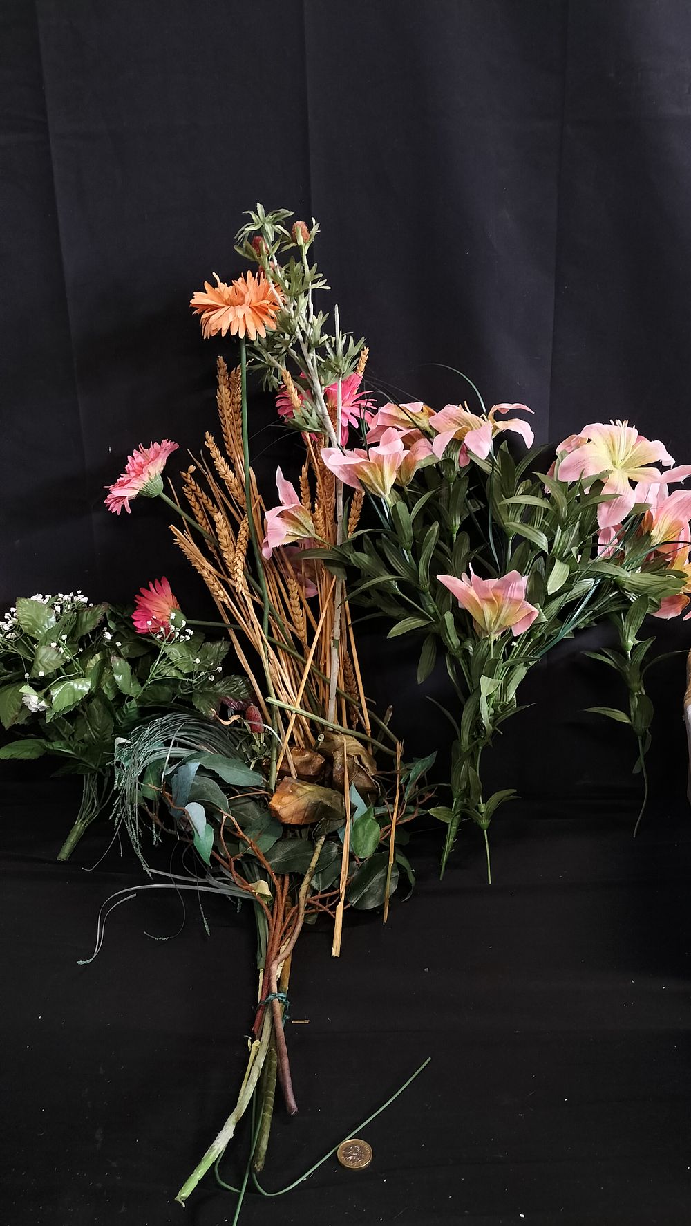 Lot 640: Various mixed faux flowers 