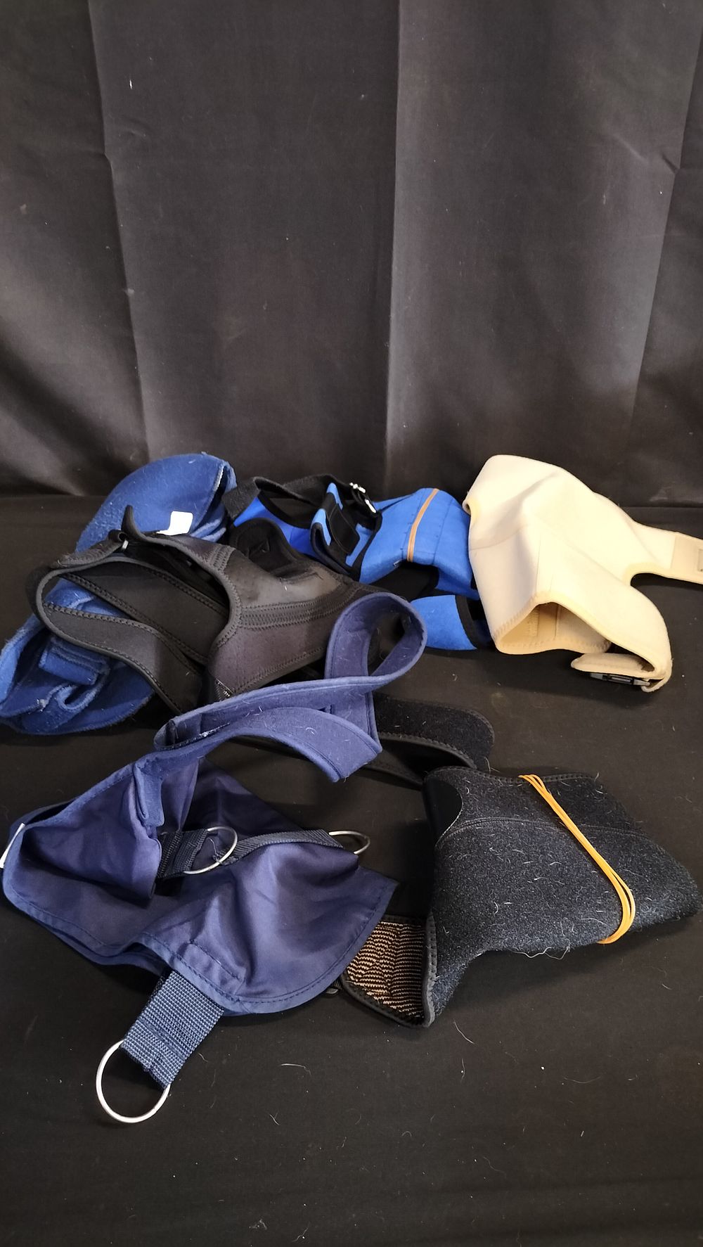 Lot 644: Various medical support items 