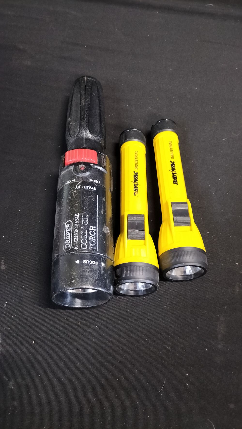 Lot 654: 3 torches