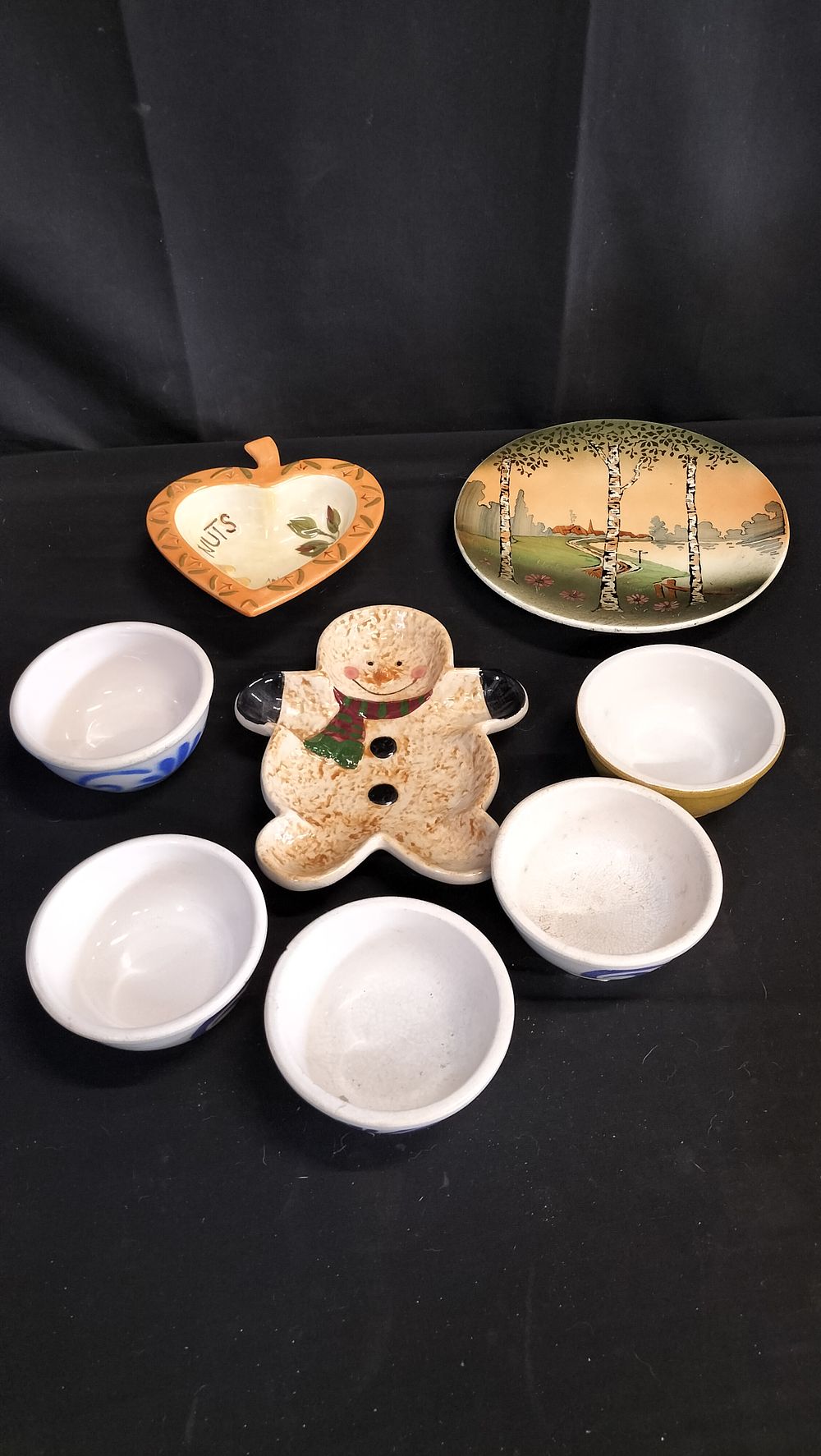 Lot 671: Various serving dishes, bowls and a decorative plate