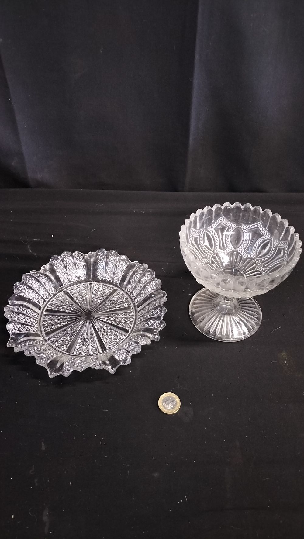 Lot 672: Glass bonbon dish ans a glass dish 