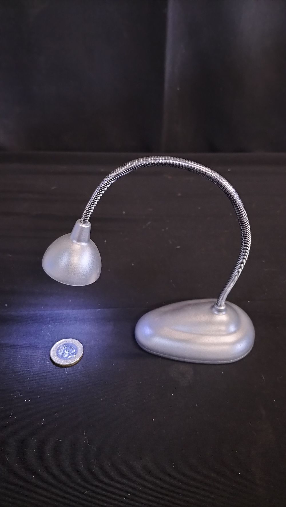 Lot 673: Battery operated Bendable led light 