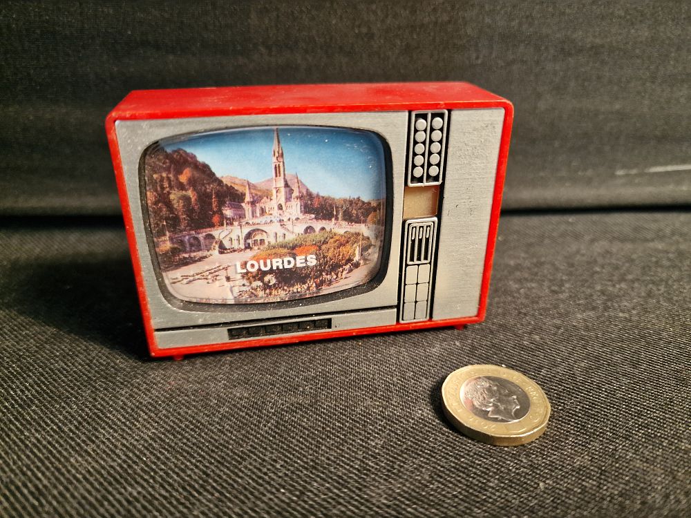 Lot 336: Vintage Souvenir TV Viewer from Lourdes