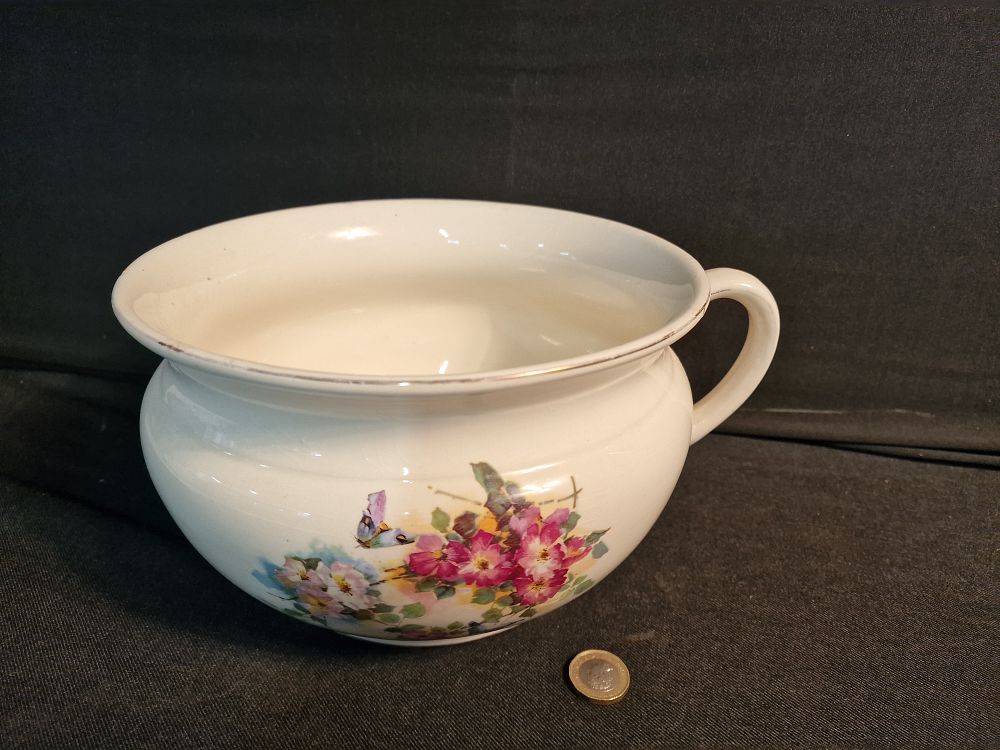 Lot 339: Vintage Royal Venton Ware Decorative Chamber Pot