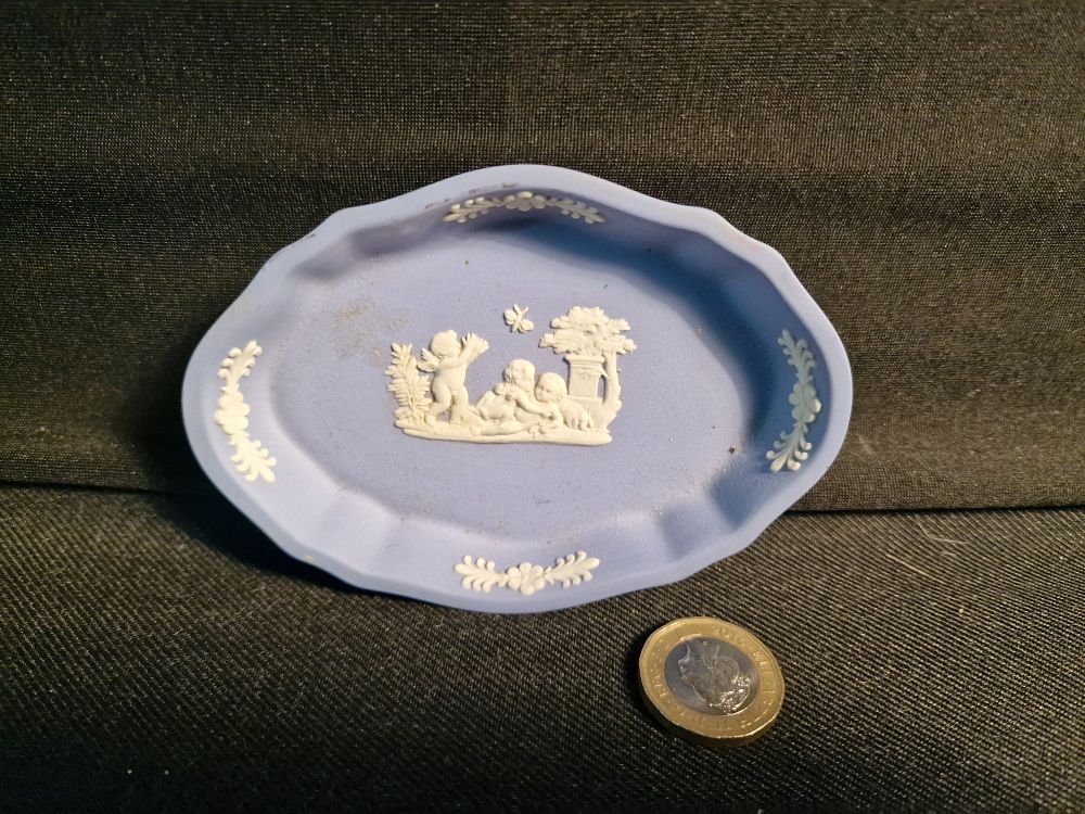 Lot 357: Vintage Wedgwood Blue Jasper Ware Dish