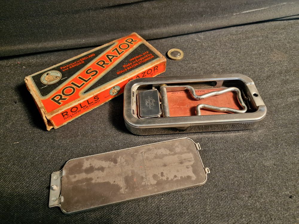 Lot 358: Vintage Rolls Razor Set