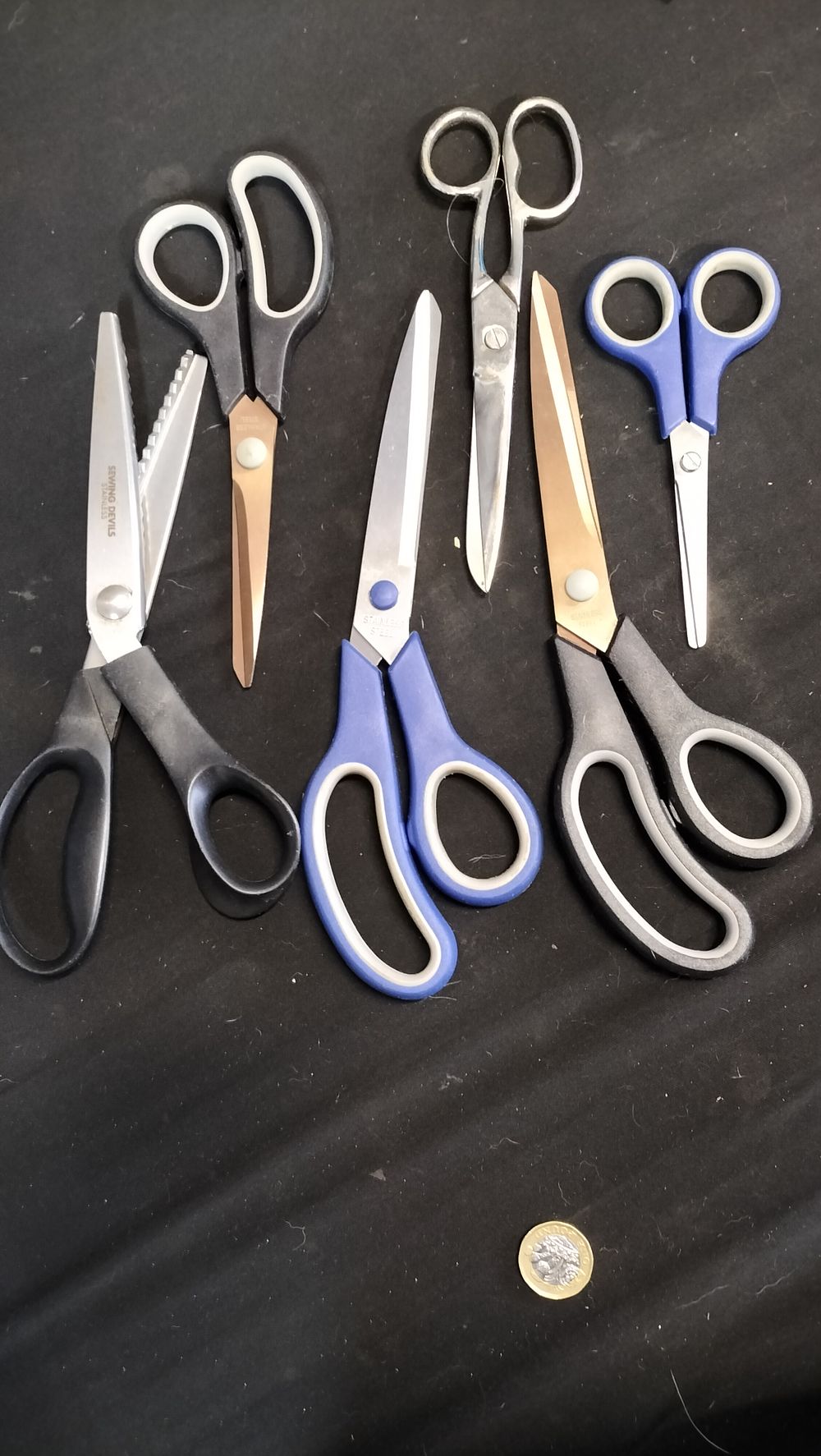 Lot 695: 6 various size scissors 