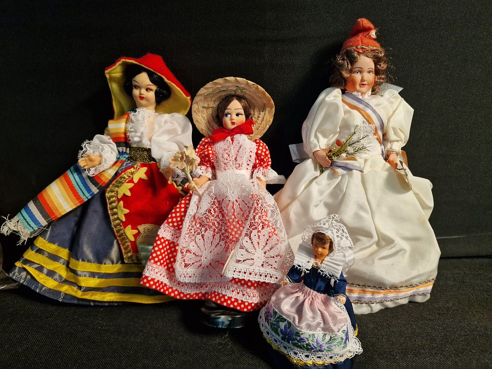 Lot 366: Selection of Vintage Collectable Dolls