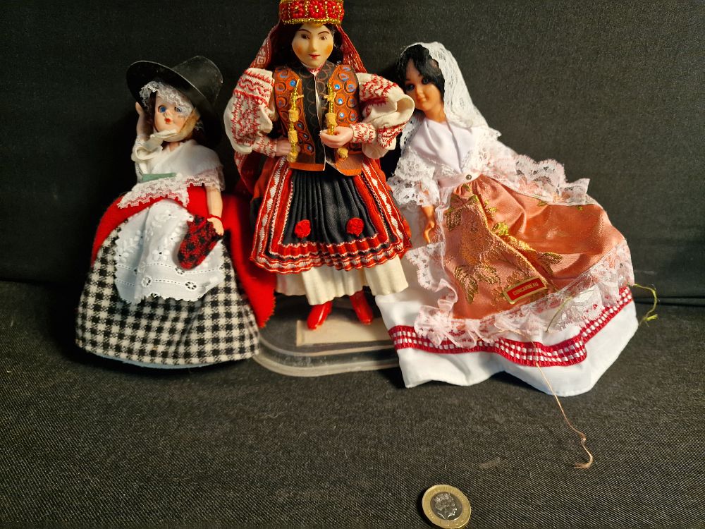 Lot 374: Selection of Vintage Collectable Dolls
