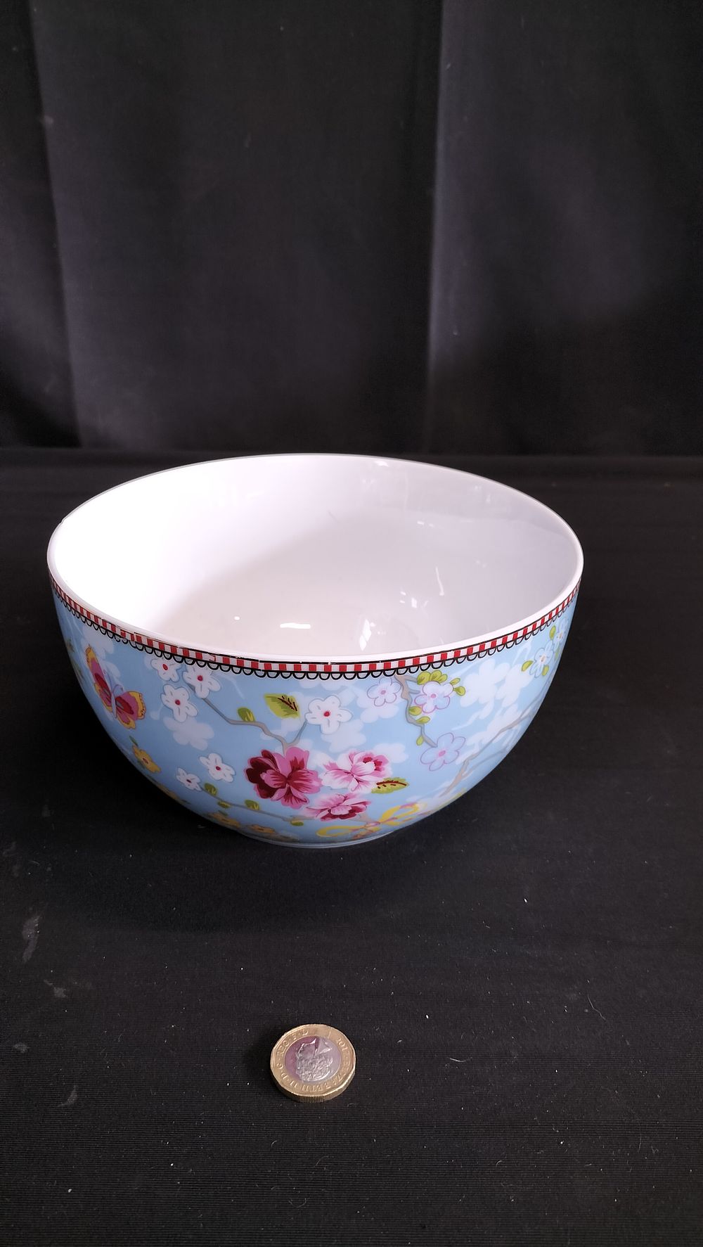 Lot 715: Pip home floral decorated bowl 