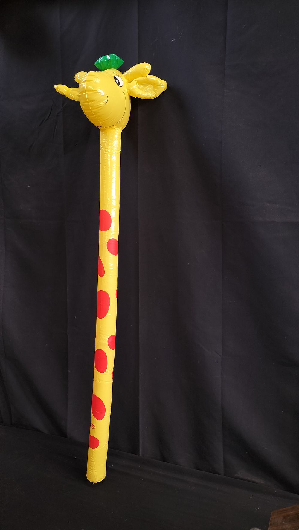 Lot 719: 10 children's inflatable squeaky giraffes 