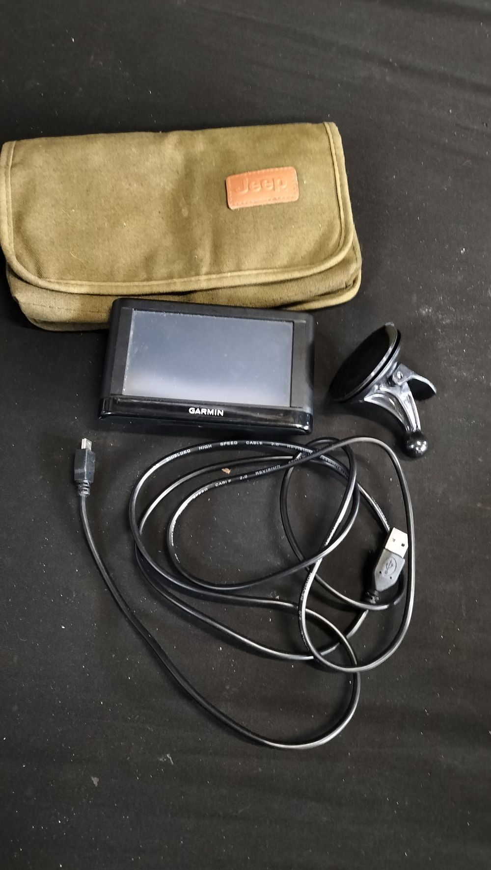 Lot 725: Garmin sat nav and power cable in green...