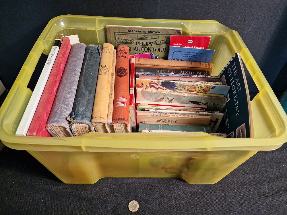 Lot 397: Selection of Vintage Books inc Philips Visual Contour Atlas Blackburn Edition