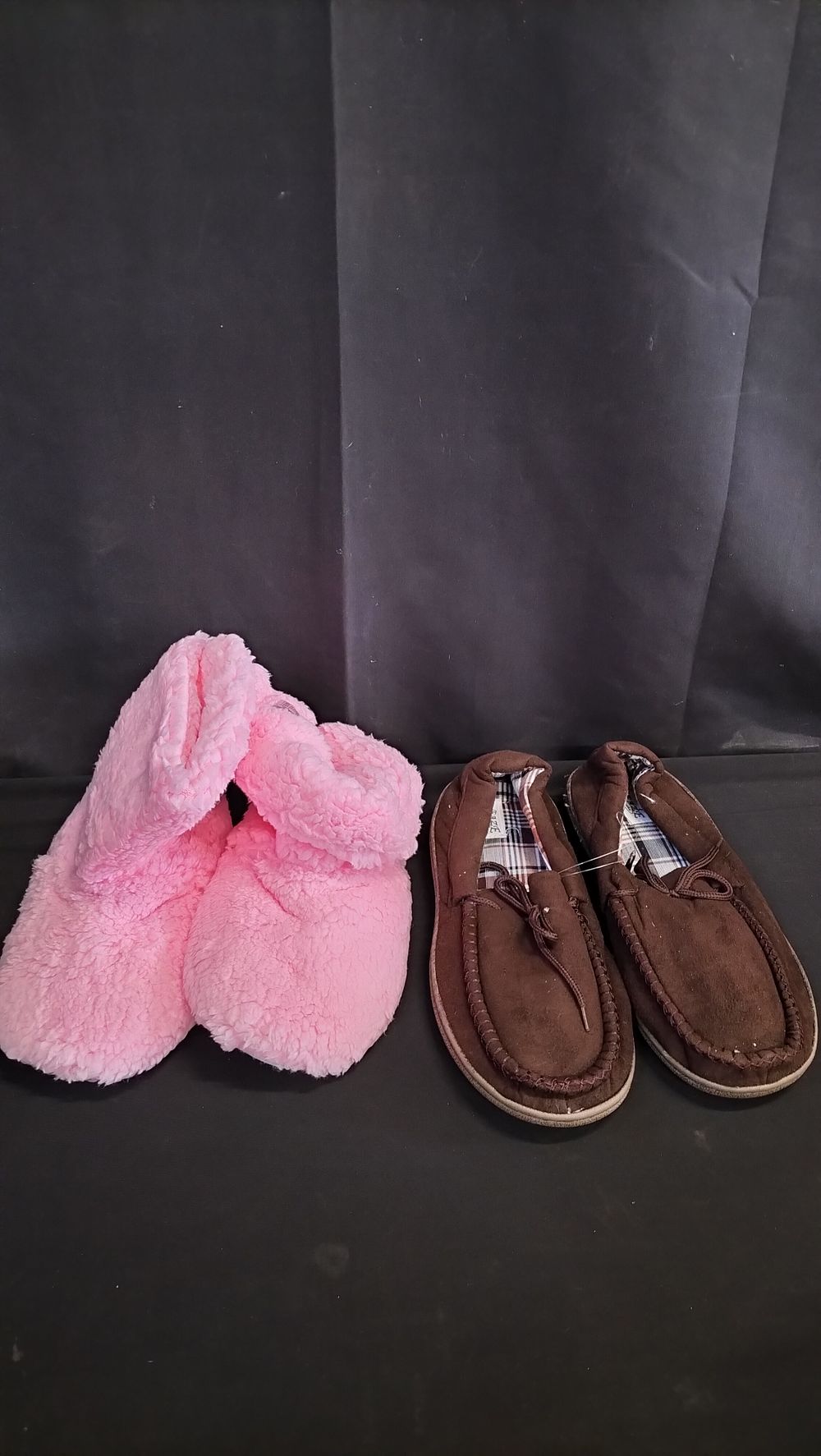 Lot 731: 8 mixed mens and ladies slippers mens size...