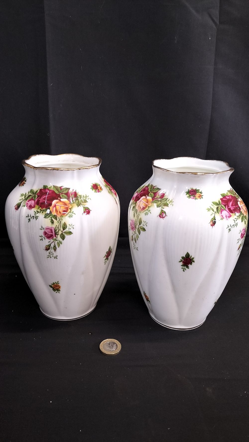 Lot 733: 2 x Royal Albert old Country Roses design...