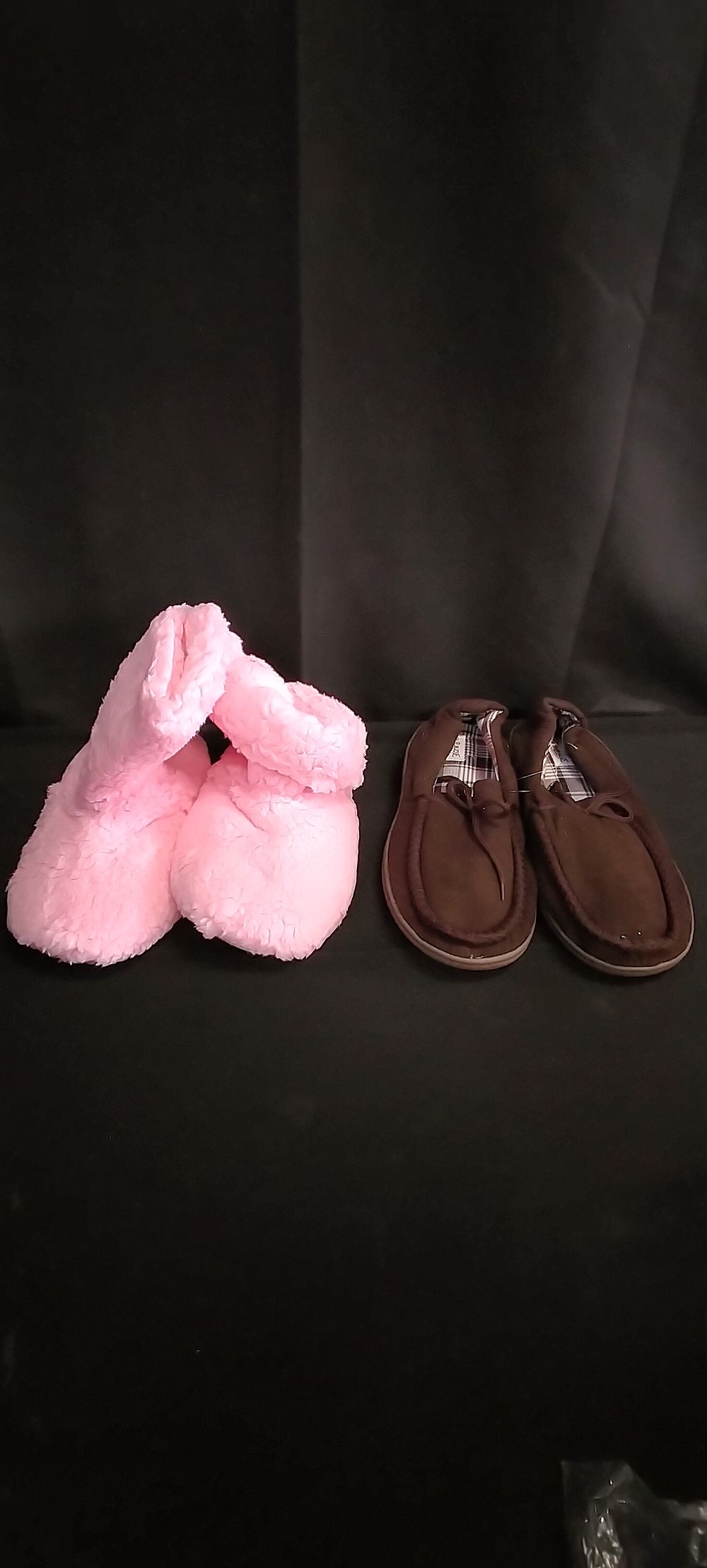 Lot 736: 8 pairs of mixed slippers mens size UK...