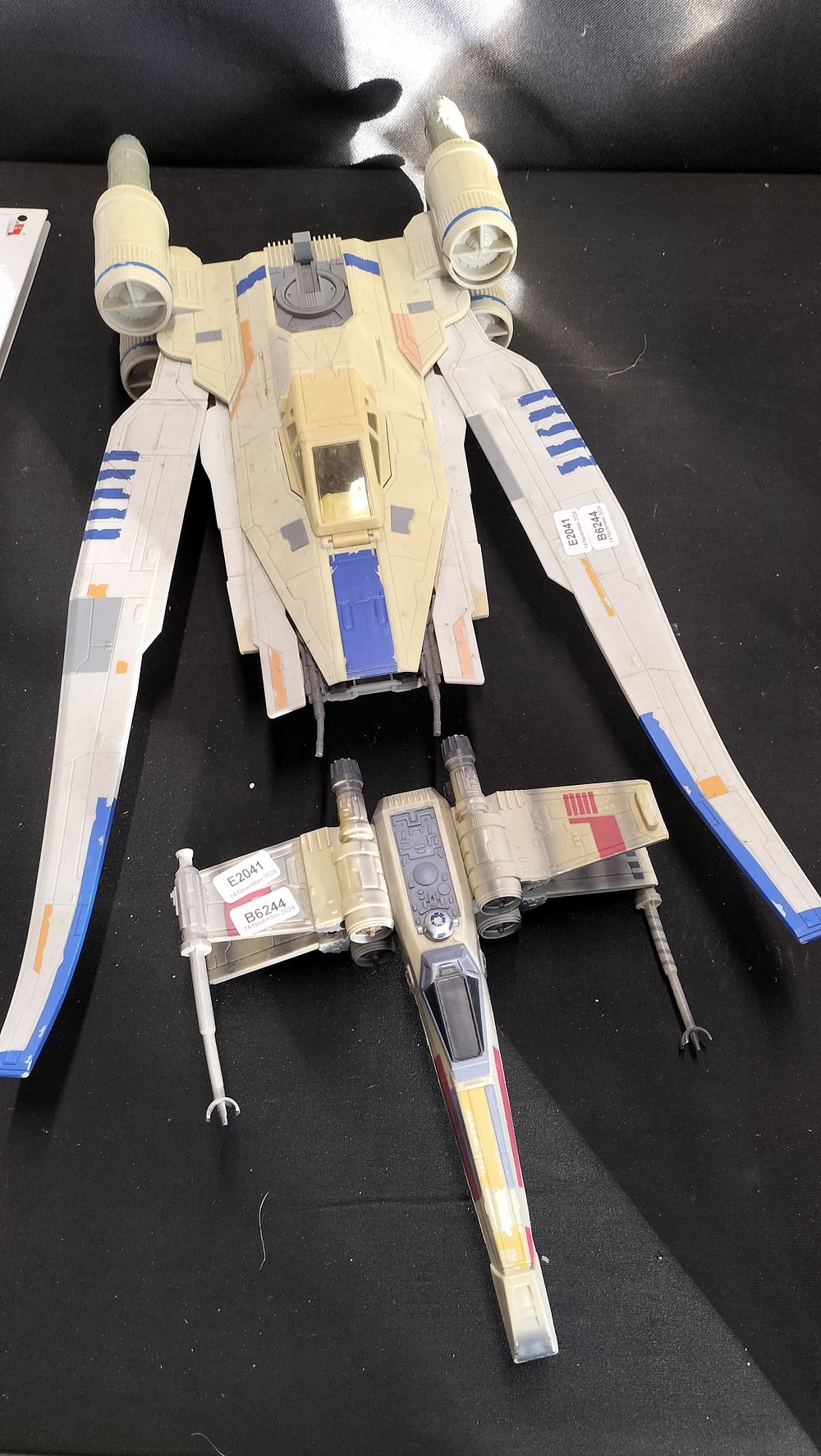 Lot 620: 2015 Star Wars Rogue one Rebel U- wing...