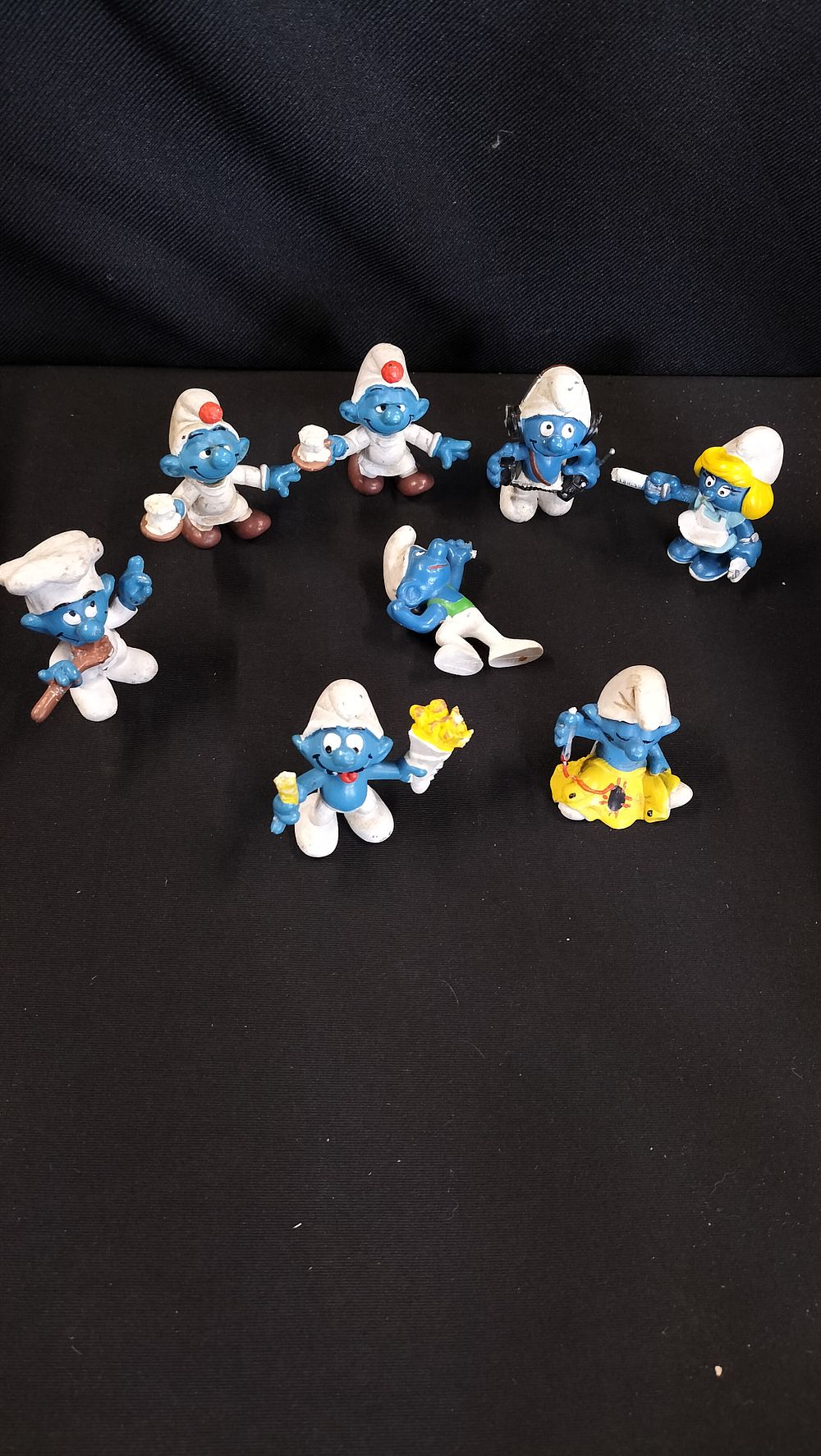 Lot 646: 8 Vintage 1981 smurfs 