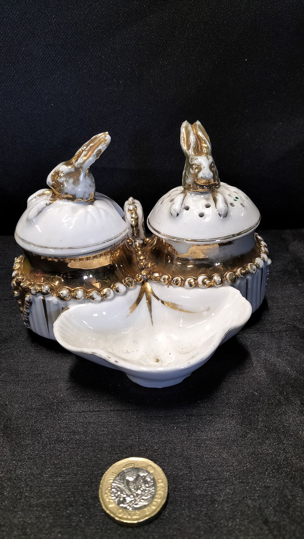 Lot 673: Rabbit cruet set A/F 