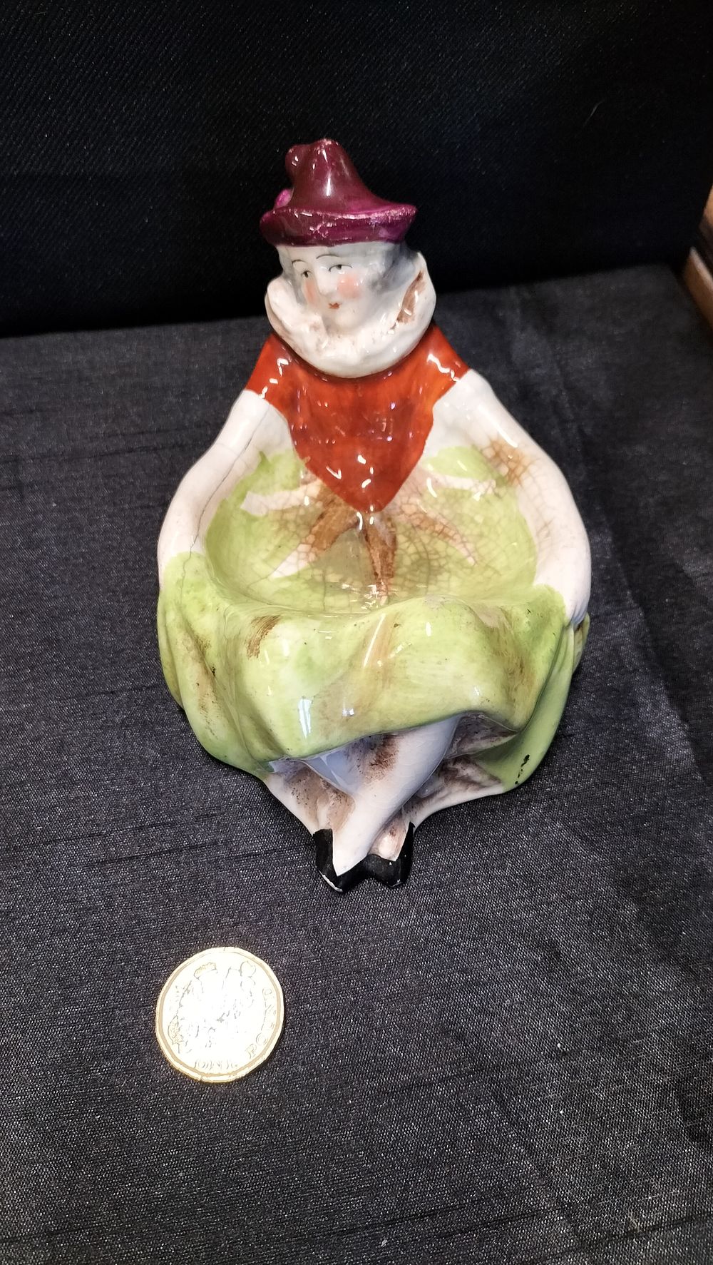 Lot 674: Vintage porcelain figurine dish