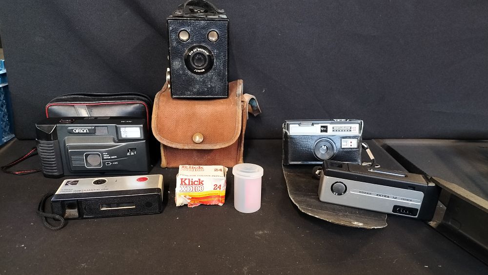 Lot 690: 5 vintage cameras, Kodak, six-20 Brownie Junior 