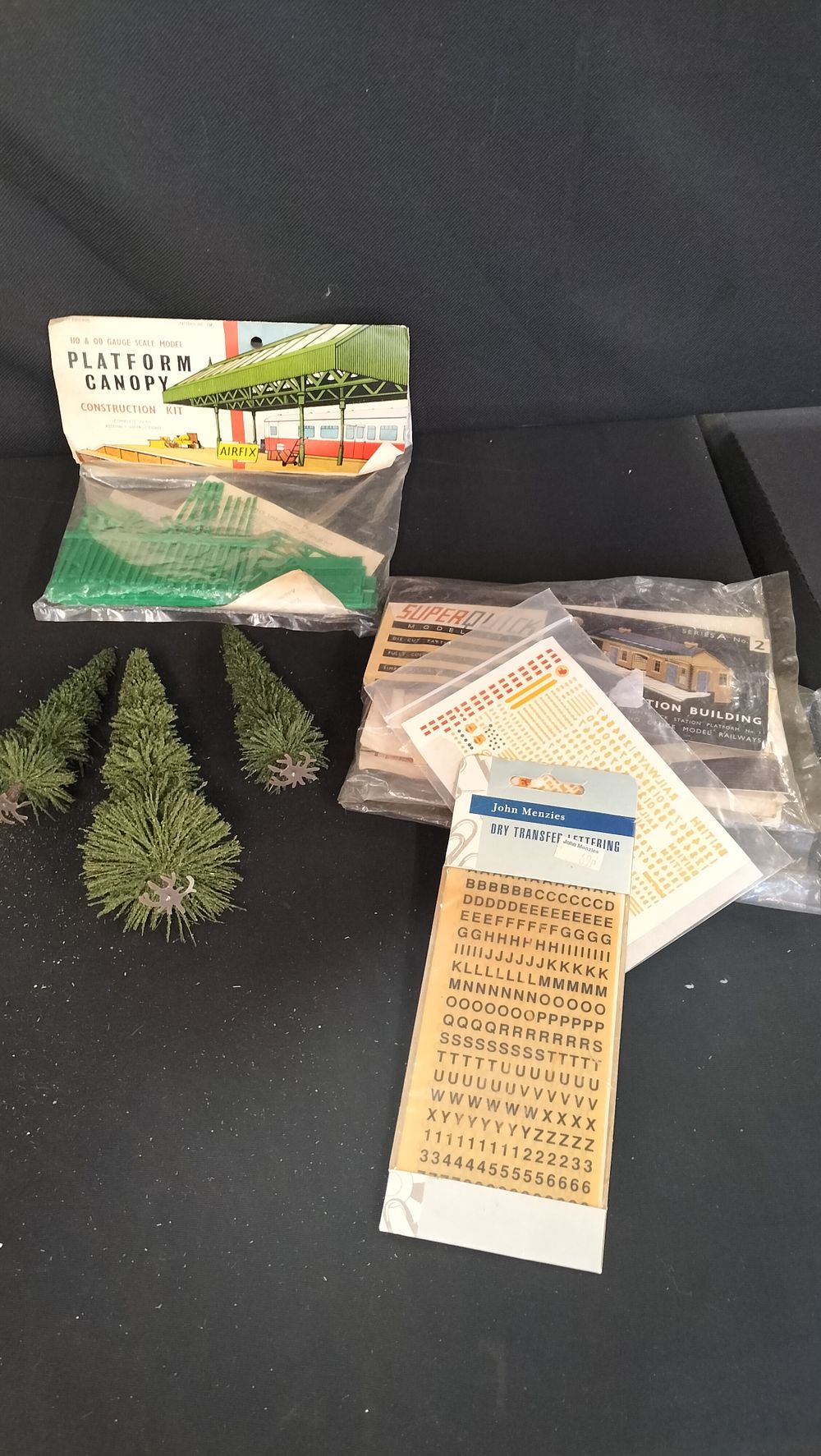 Lot 695: AIRFIX and SUPERQUICK construction kits HO/OO gauge. Station...