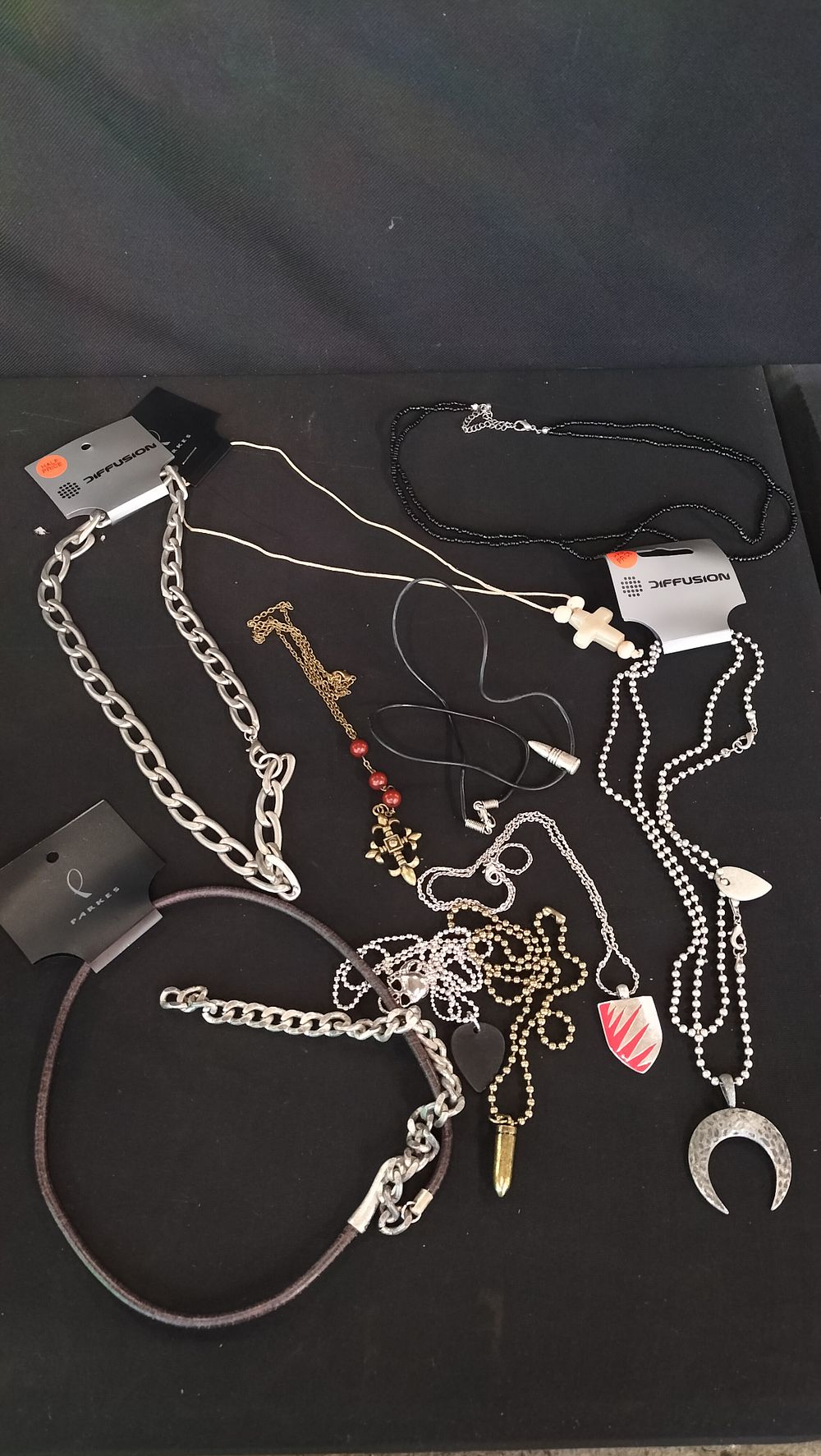 Lot 697: A selection of costume jewellery