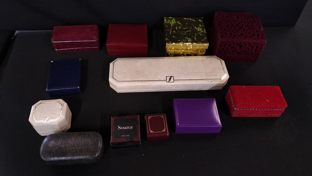 Lot 700: Selection of various jewellery boxes 