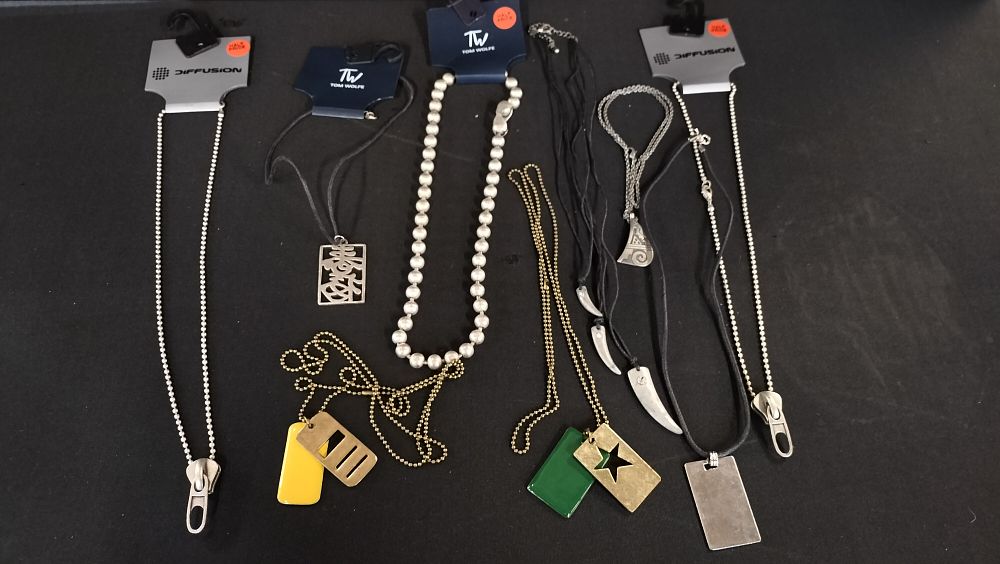 Lot 703: A selection of various costume jewellery 