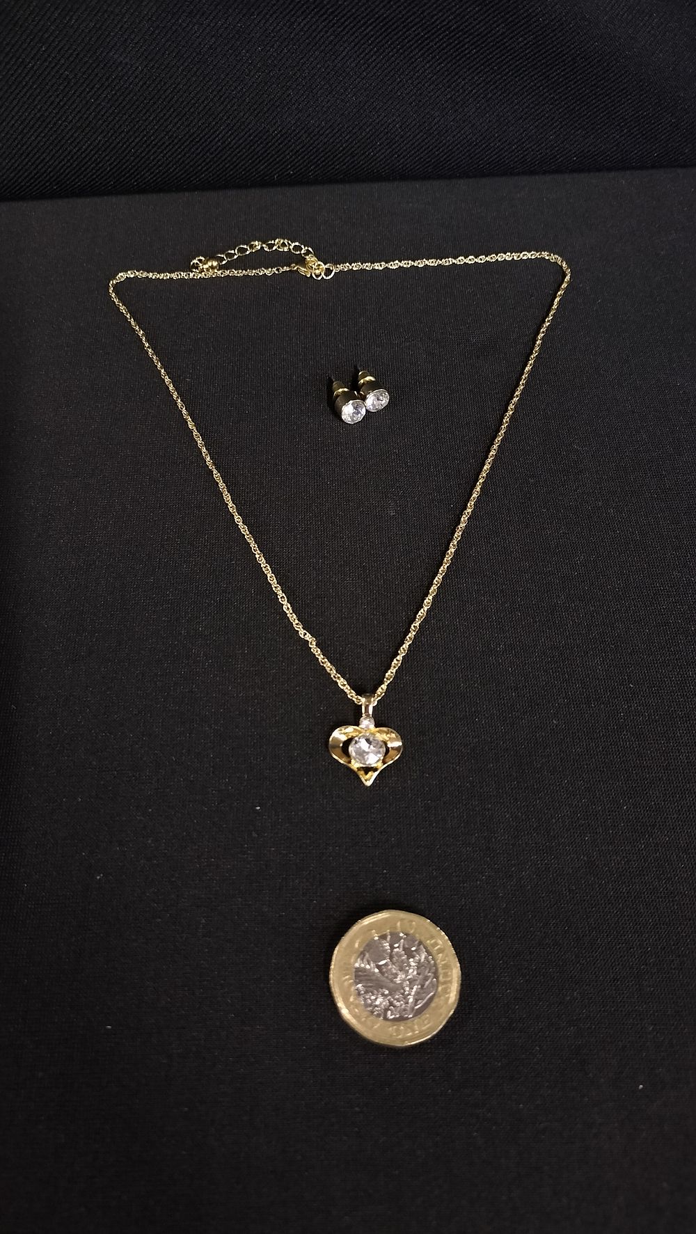Lot 729: Costume jewellery set comprising of earrings and necklace...