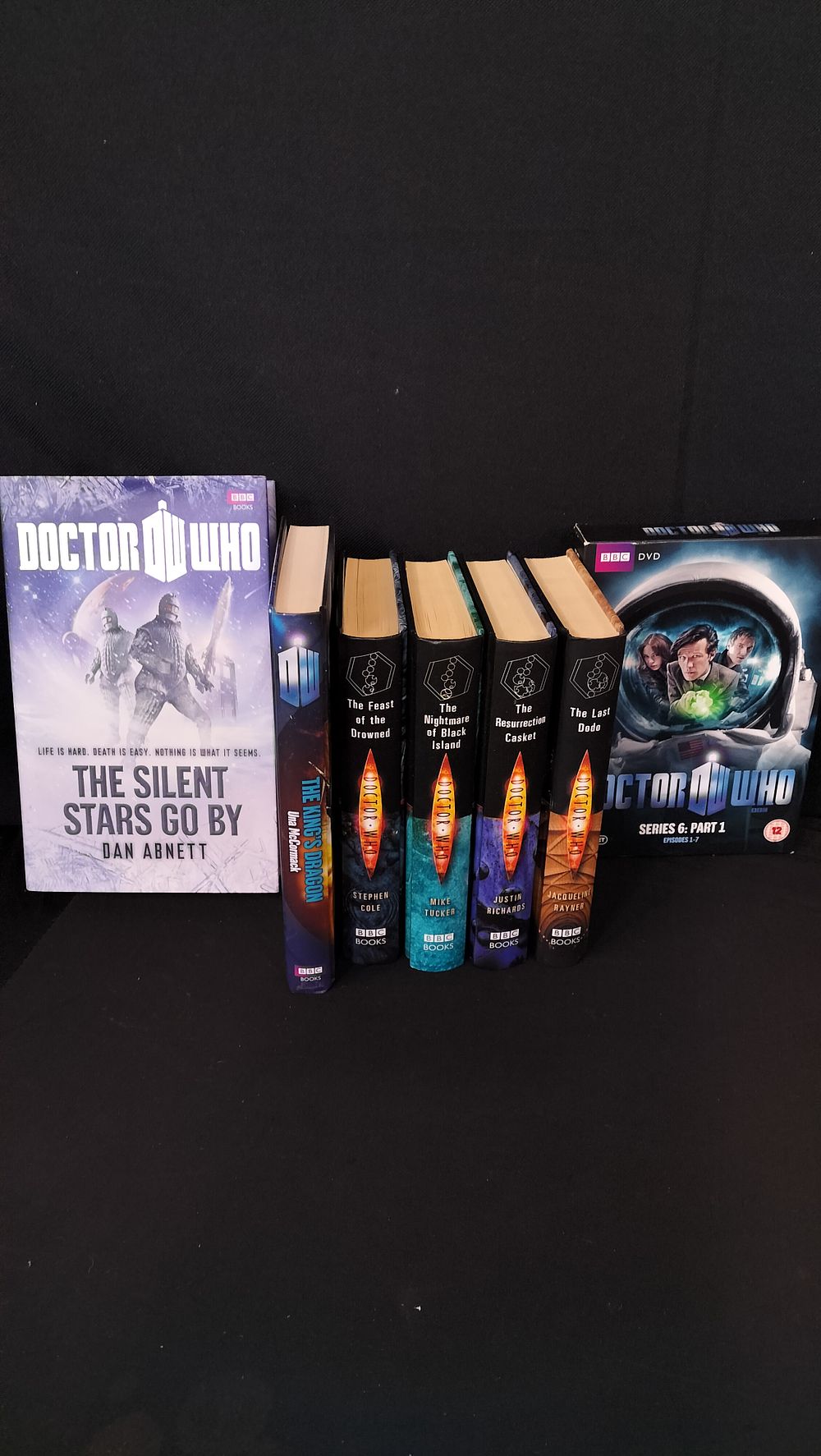 Lot 738: 6 Dr Who books and a 2 disk...