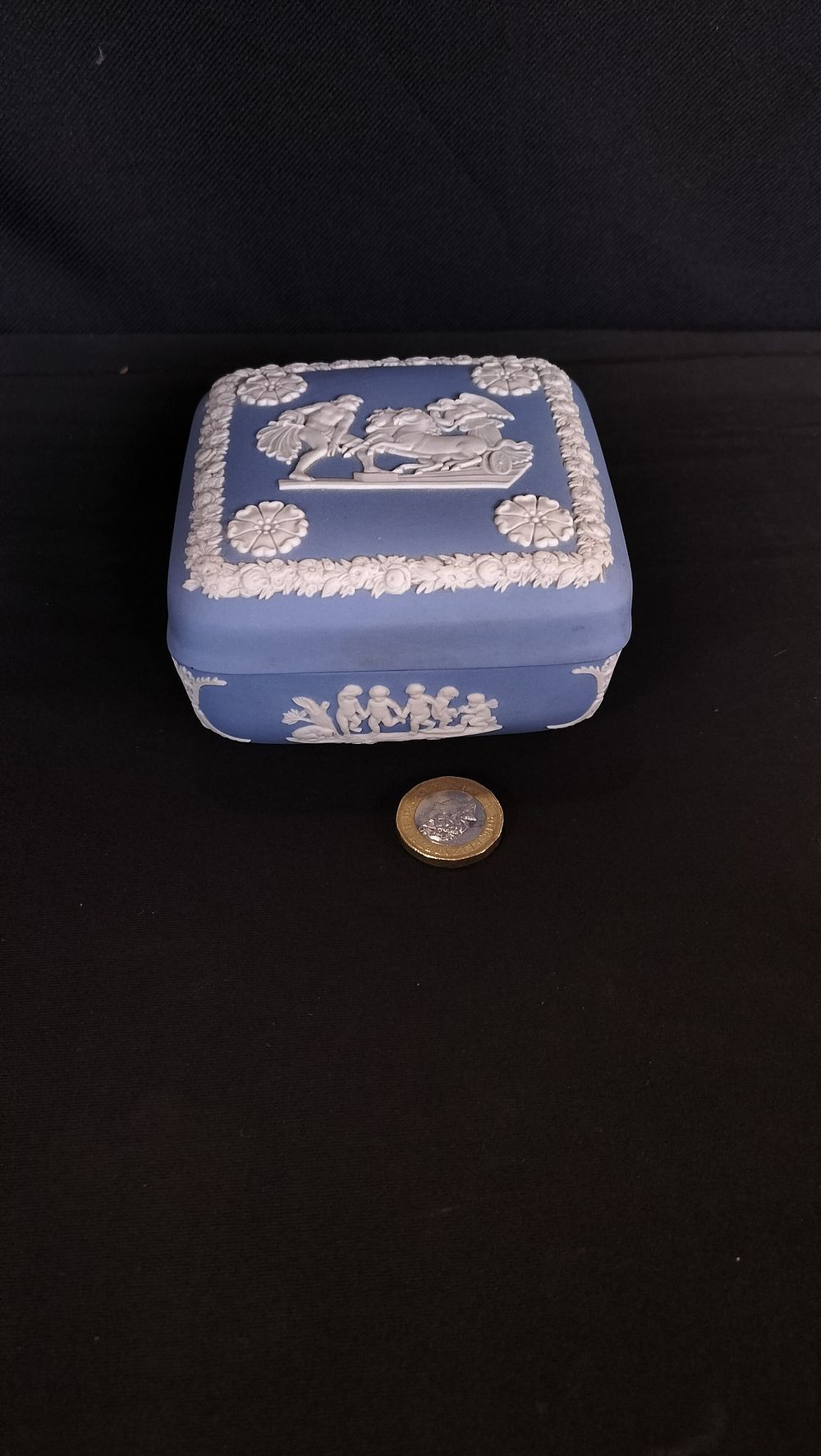 Lot 748: Wedgewood Jasper Ware trinket box with lid 