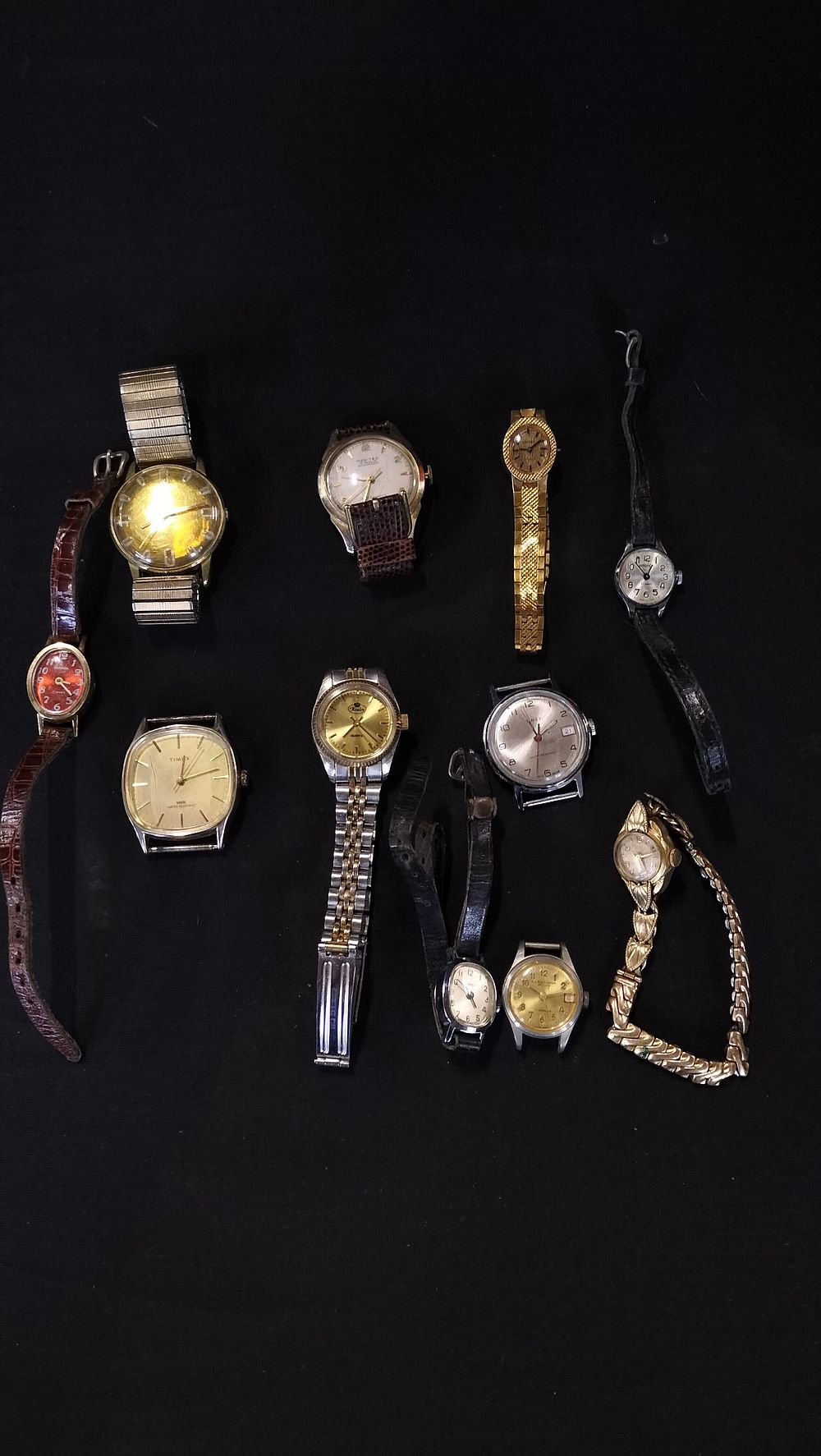 Lot 753: Selection of various vintage watches including a gold...