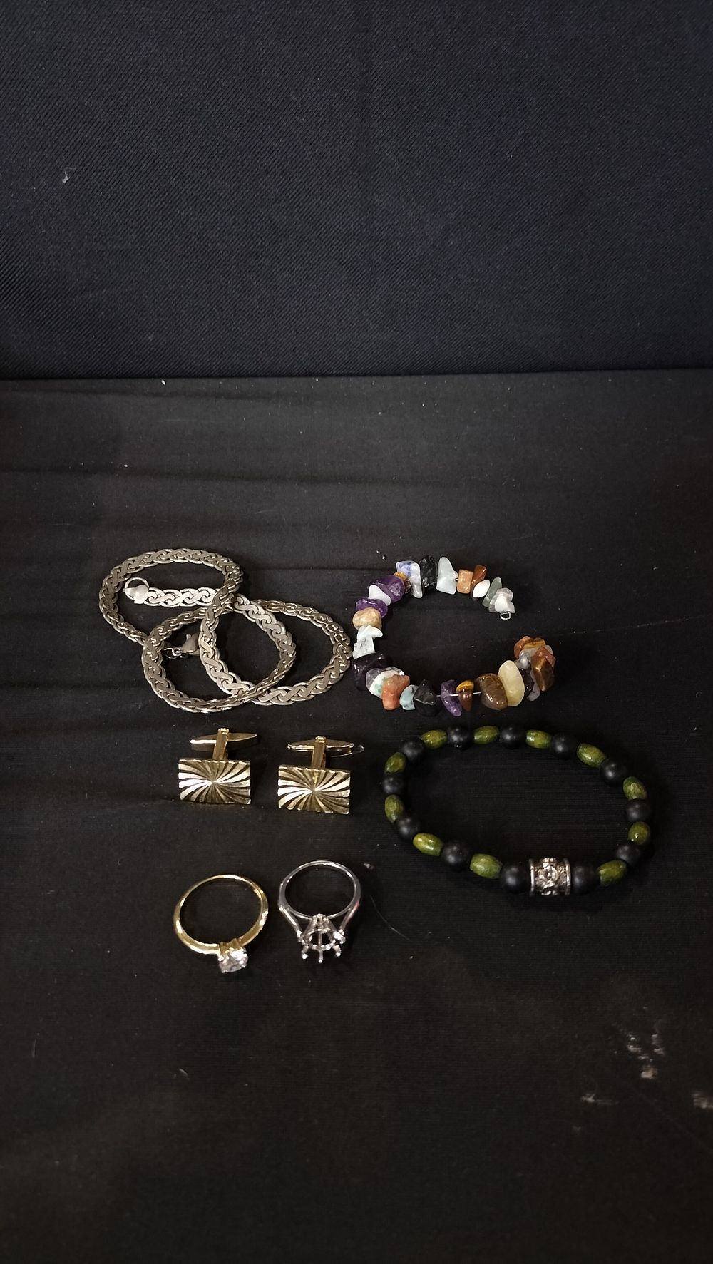 Lot 757: Selection of costume jewellery 