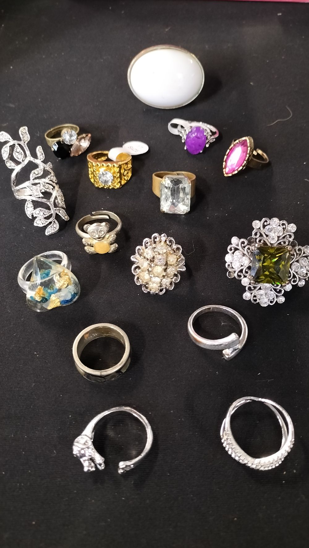 Lot 772: Collection of various costume jewellery rings 