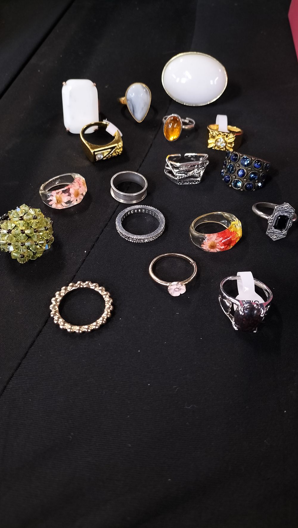 Lot 779: Collection of various costume jewellery rings 