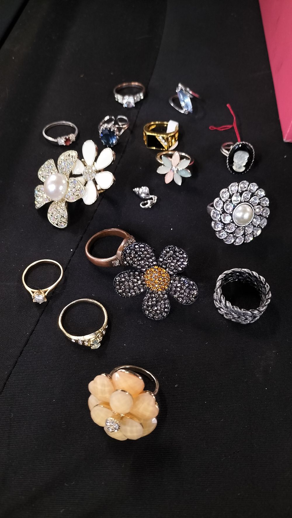 Lot 781: Selection of various costume jewellery rings 