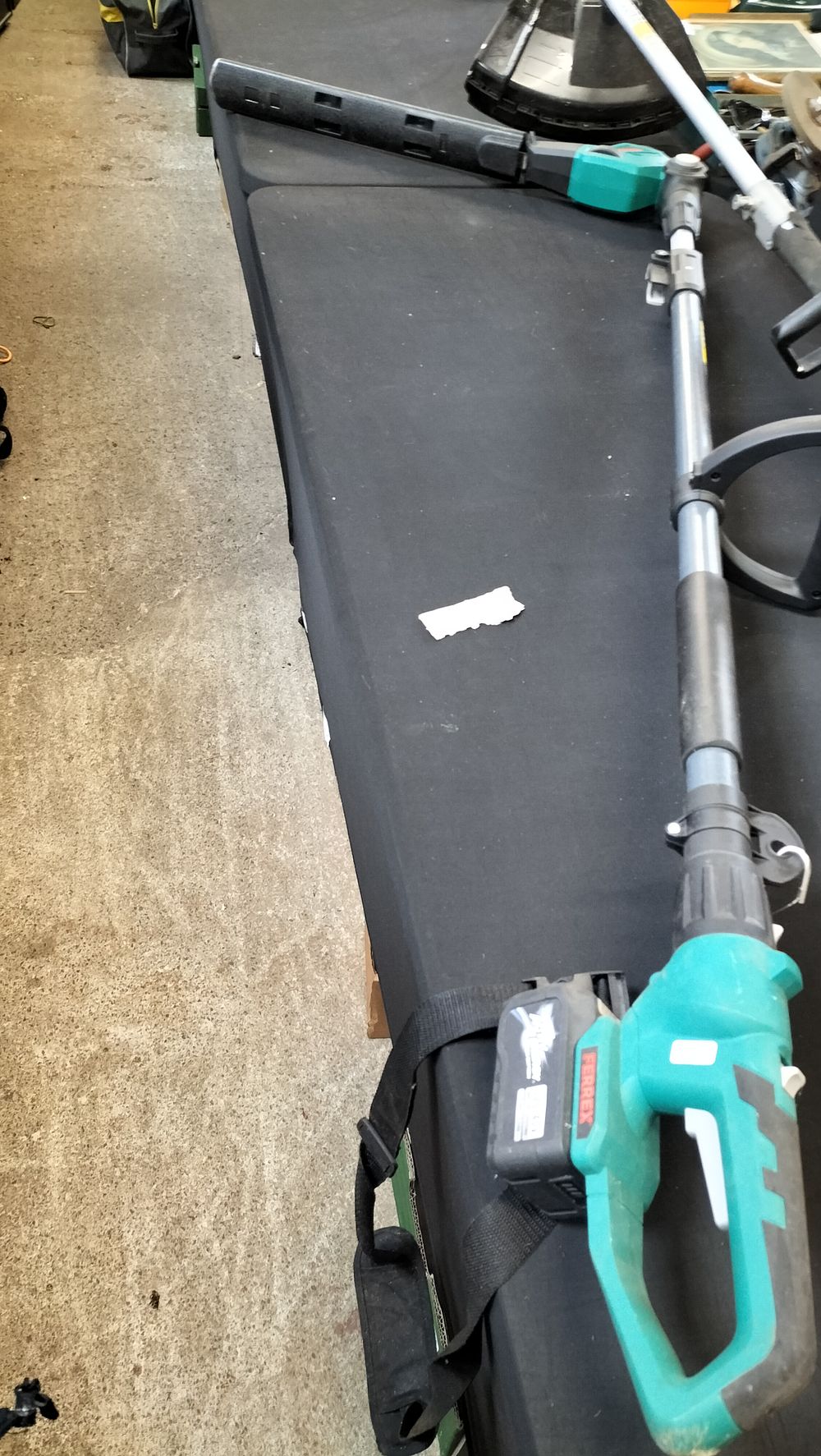 Lot 666: Ferrex multi angle 20/40Vbattery operated hedge trimmer. Tested...
