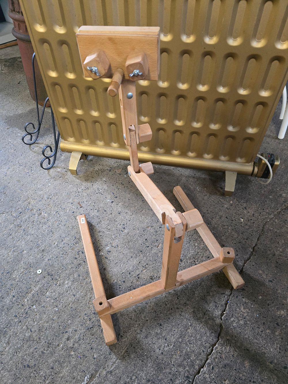 Lot 681: A adjustable artist easle