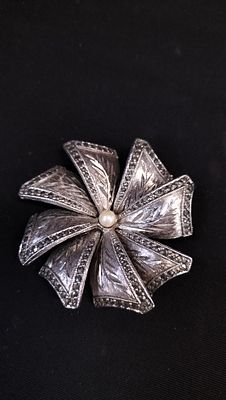 Stunning Vintage Brooch with Pearl Centre